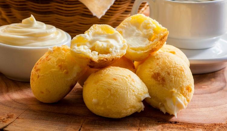 13 Receitas de Pão de Queijo Recheado para Quem Ama Colocar Recheio Em Tudo