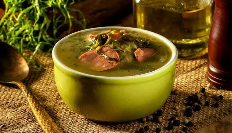 13 Receitas de Caldo Verde Com Batata & Sugestões para Aquecer os Dias Frios