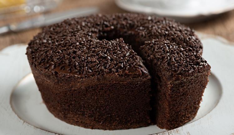 10 Receitas de Bolo de Chocolate Com Água Quente + Opções para Fazer Nesse Final de Semana