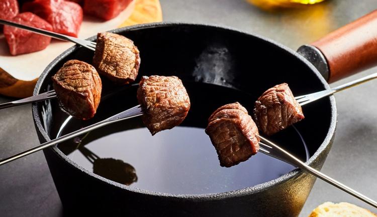 9 Receitas de Fondue de Carne + Diversas Versões para Levar Um Pouco da Cultura e do Sabor Suíço Ao Seu Cardápio