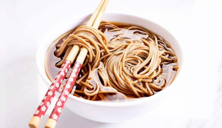 13 Receitas de Macarrão Soba Japonês & Variações para a Sua Noite Japonesa