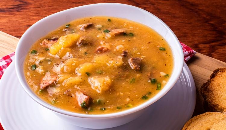 11 Receitas de Sopa de Mandioca & Variações para Esquentar Em Dias Frios