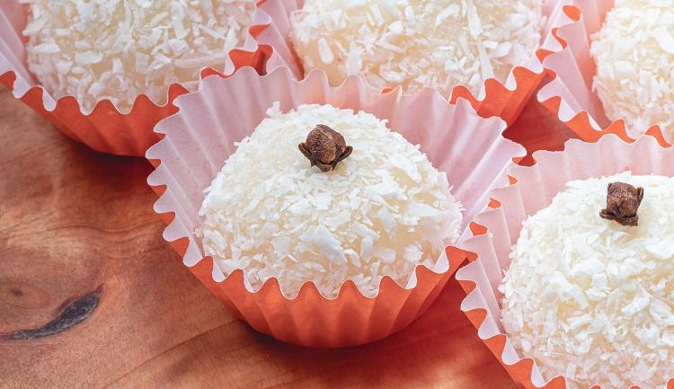 9 Receitas de Beijinho de Coco + Versões Criativas Para Adoçar Seu Lanche