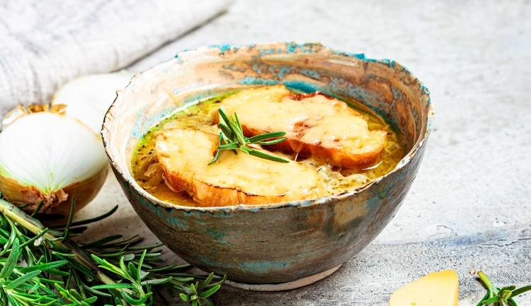 12 Receitas de Sopa de Cebola E Outras Variações para Aquecer No Inverno