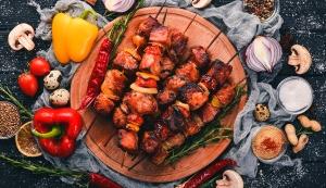 16 Receitas de Espetinho para Churrasco &amp; Opções Alternativas de Preparo para Completar a Festa