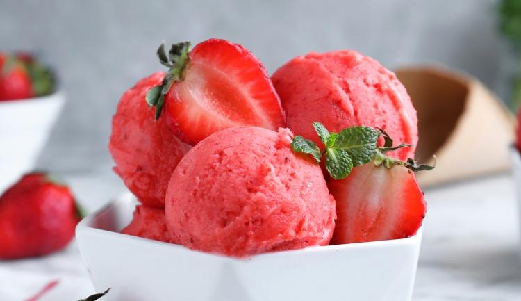 13 Receitas de Sorvete de Morango Caseiro E uma Variedade de Sobremesas Refrescantes