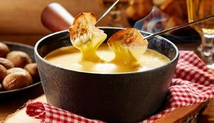 17 Receitas de Fondue Doce e Salgado COM Combinações Para Uma Noite Especial