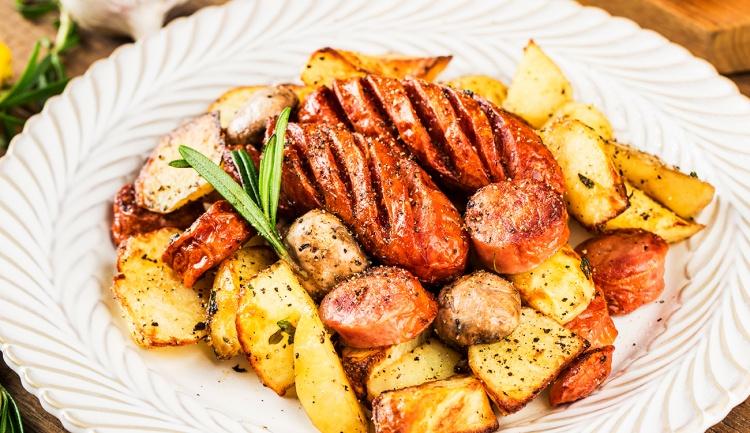 16 Receitas de Linguiça Assada Com Batata Super Saborosa com Combinações Diferentes dos Dois Ingredientes