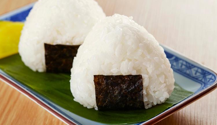 9 Receitas de Bolinho de Arroz Japonês & Alternativas Para Sua Noite Oriental