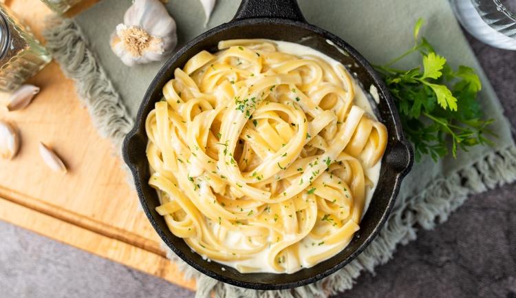 11 Receitas de Fettuccine Alfredo + Inúmeras Versões Diferentes para Levar o Sabor Italiano à Sua Mesa